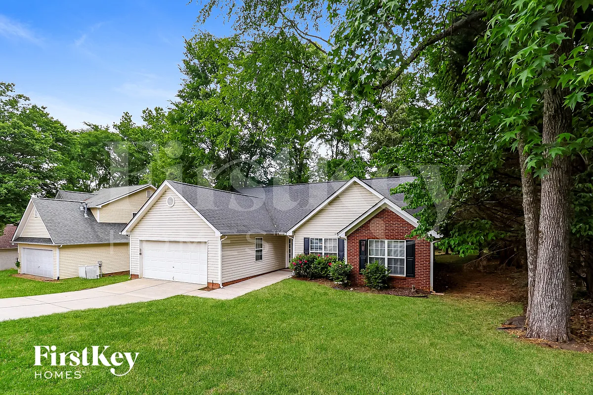 Building Photo - 3235 Leicester Dr