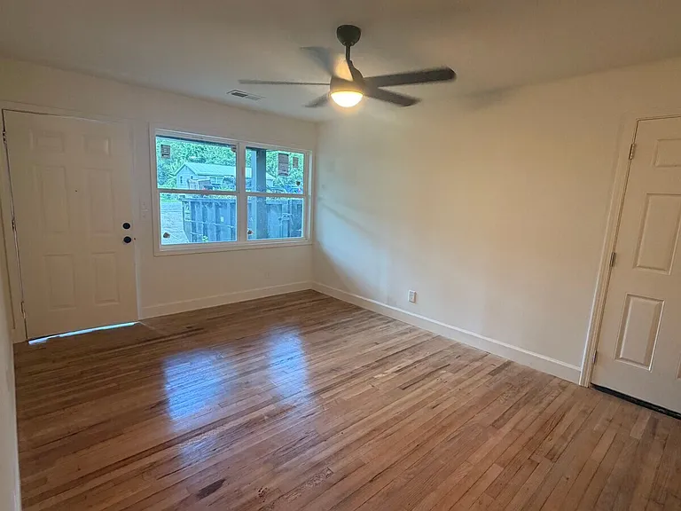 2203 Crestview St — Photo 2