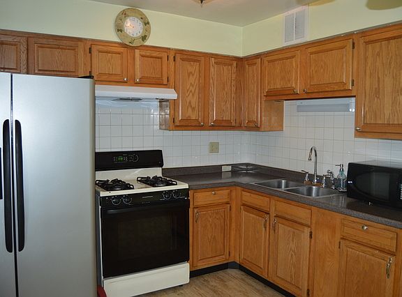 3rd image of 821 Somerset Cir
