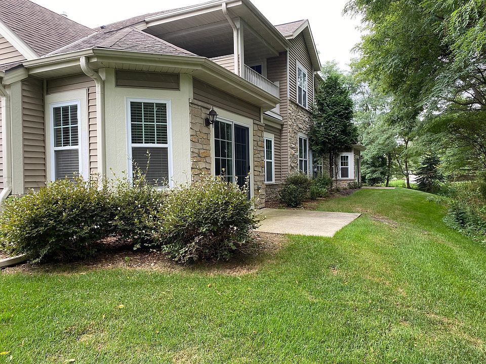 Walkout patio to backyard
