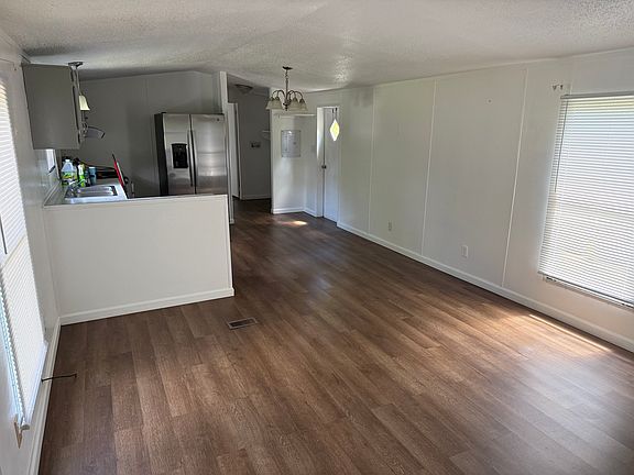 4th image of 3011 Maple Grove Rd