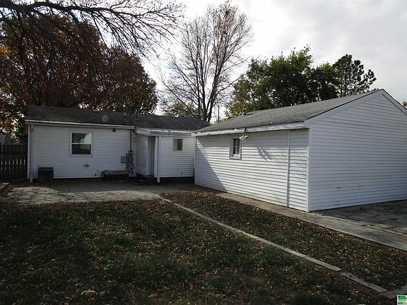 3rd image of 713 E 12th St