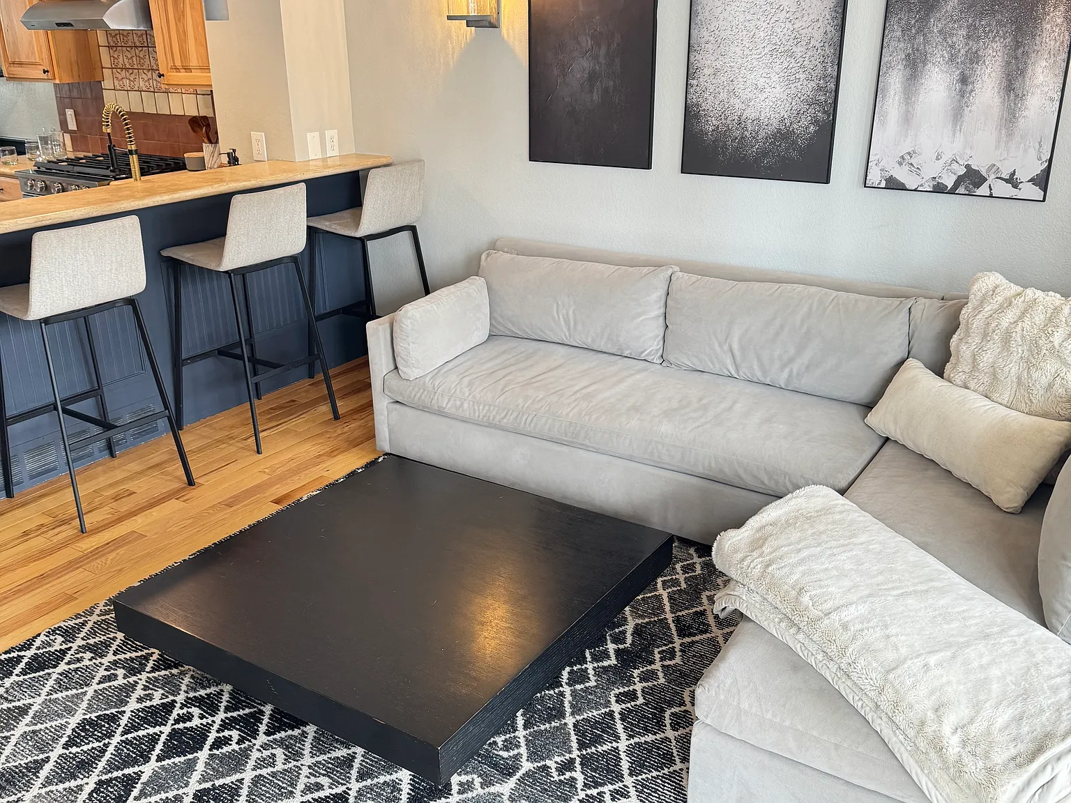 3 bed, 2.5 bath, 1430 sqft, $3,998 — Photo 3