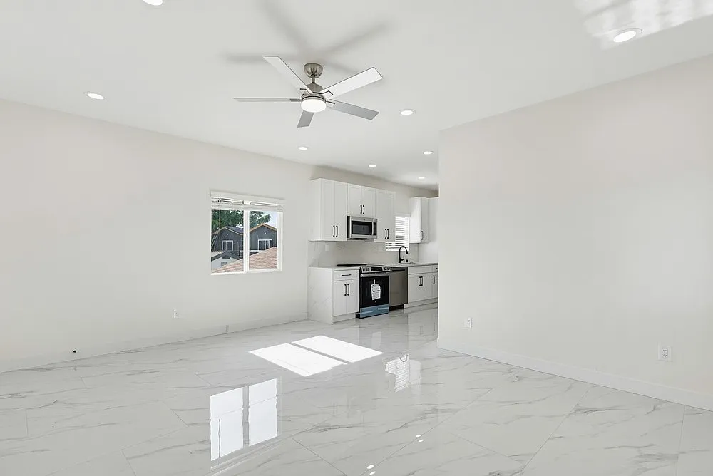 3 bed, 845 sqft, $3,150 — Photo 1
