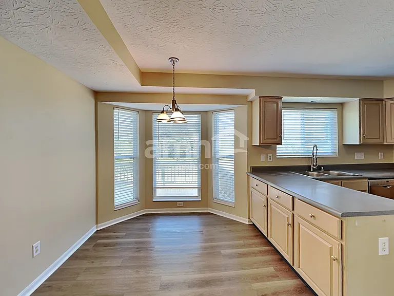 725 Kent Cir — Photo 5