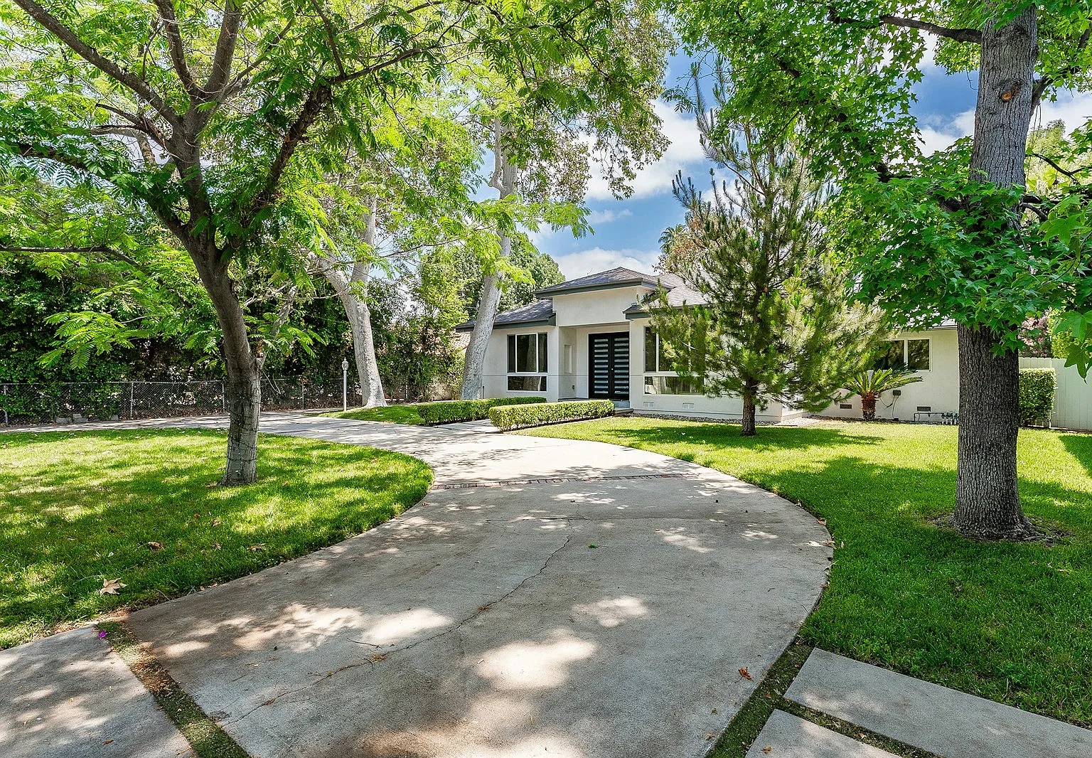 22904 Calvert Street — Photo 1