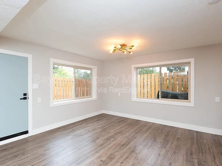 5464 Gilbert Dr — Photo 4