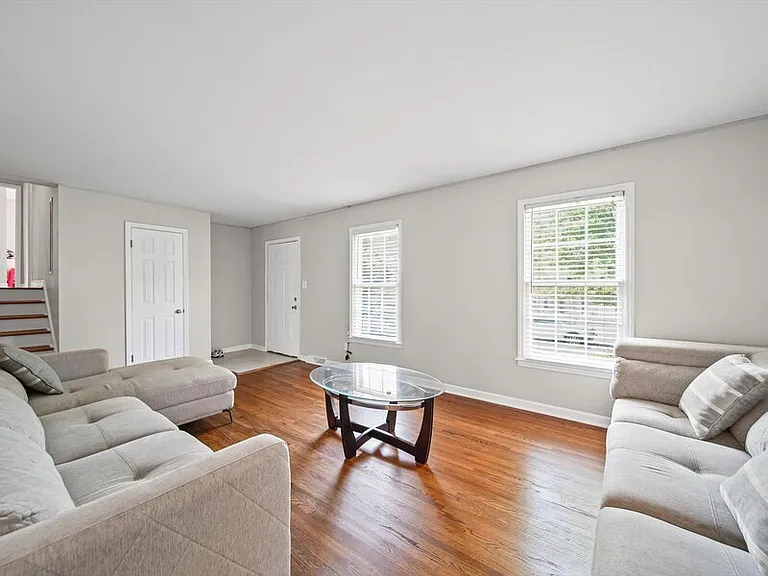 335 Meadowdale Ln — Photo 6