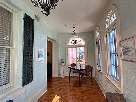 3rd image of 1221 N Palm Ave APT 205