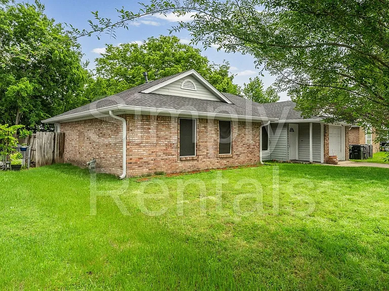 2504 Paul St — Photo 3