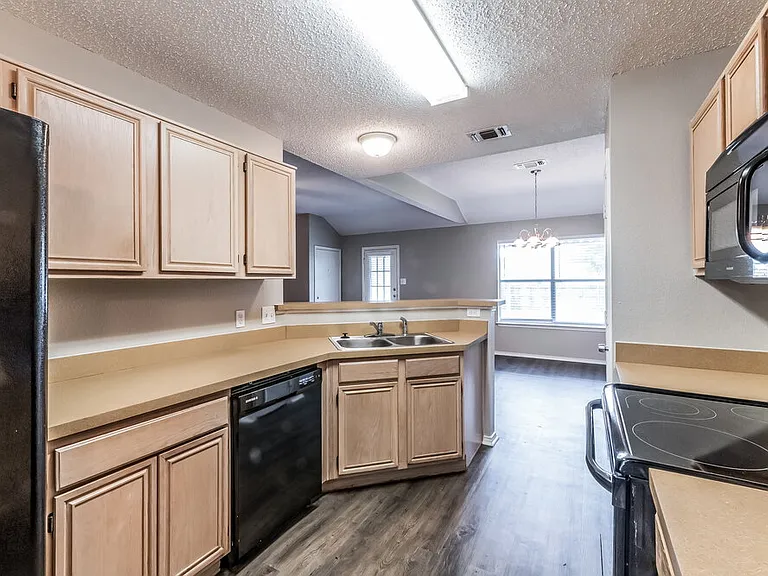 1433 Spicewood Dr — Photo 6