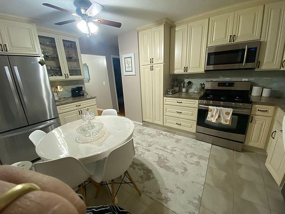Gourmet - eat in Kitchen - Stainless steel appliances- granite countertops