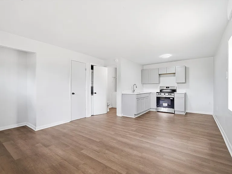 924 W Huntington Ave — Photo 5