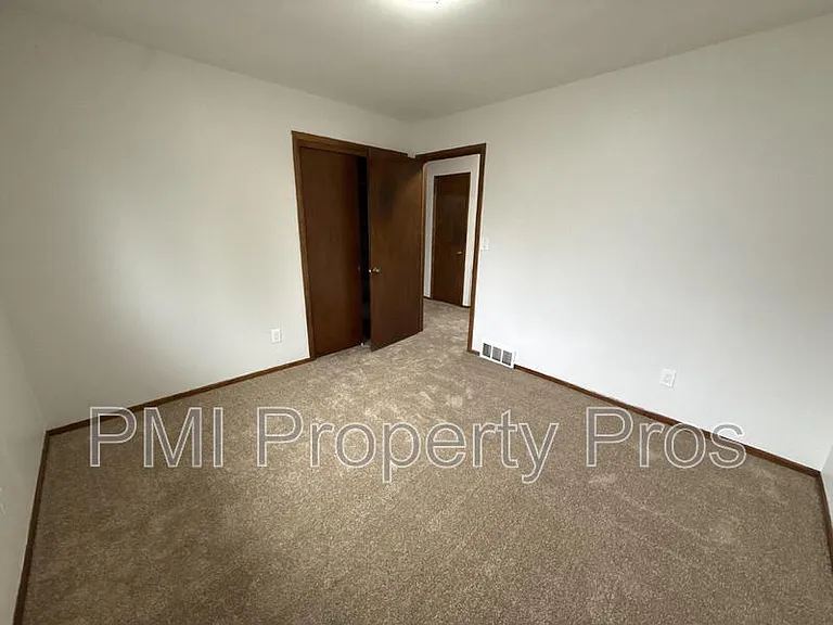 8148 S 88th St — Photo 8