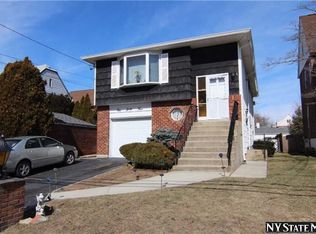 165 Surrey Cmns, Lynbrook, NY 11563