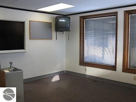 5th image of 302 S Main St