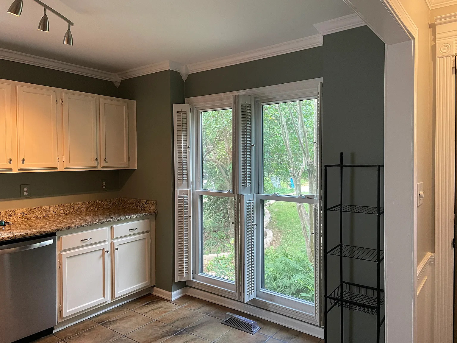 1655 Ashwood Ln — Photo 3