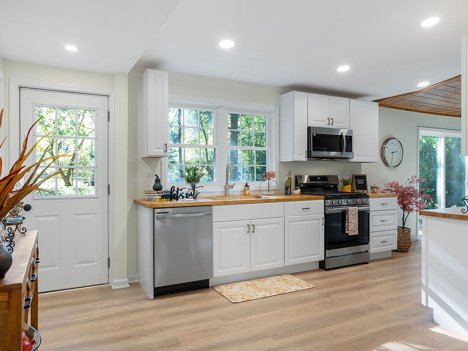 275 Indian Trl, Lake In The Hills, IL 60156 | Zillow