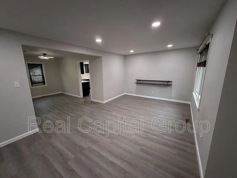 3 bed, 2.0 bath, 1951 sqft, $2,995 — Photo 4
