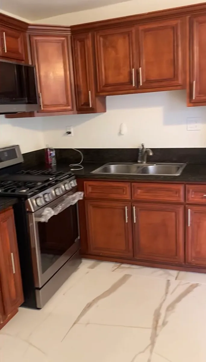 Full KITCHEN - 1472 Loma Ave