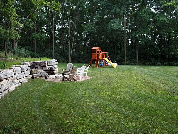5th image of 470 Meadowlark Ln E