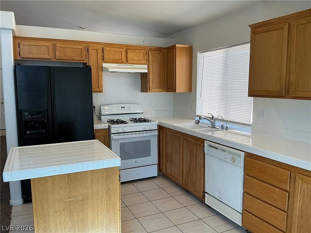 3 bed, 2.0 bath, 1372 sqft, $1,880 — Photo 4