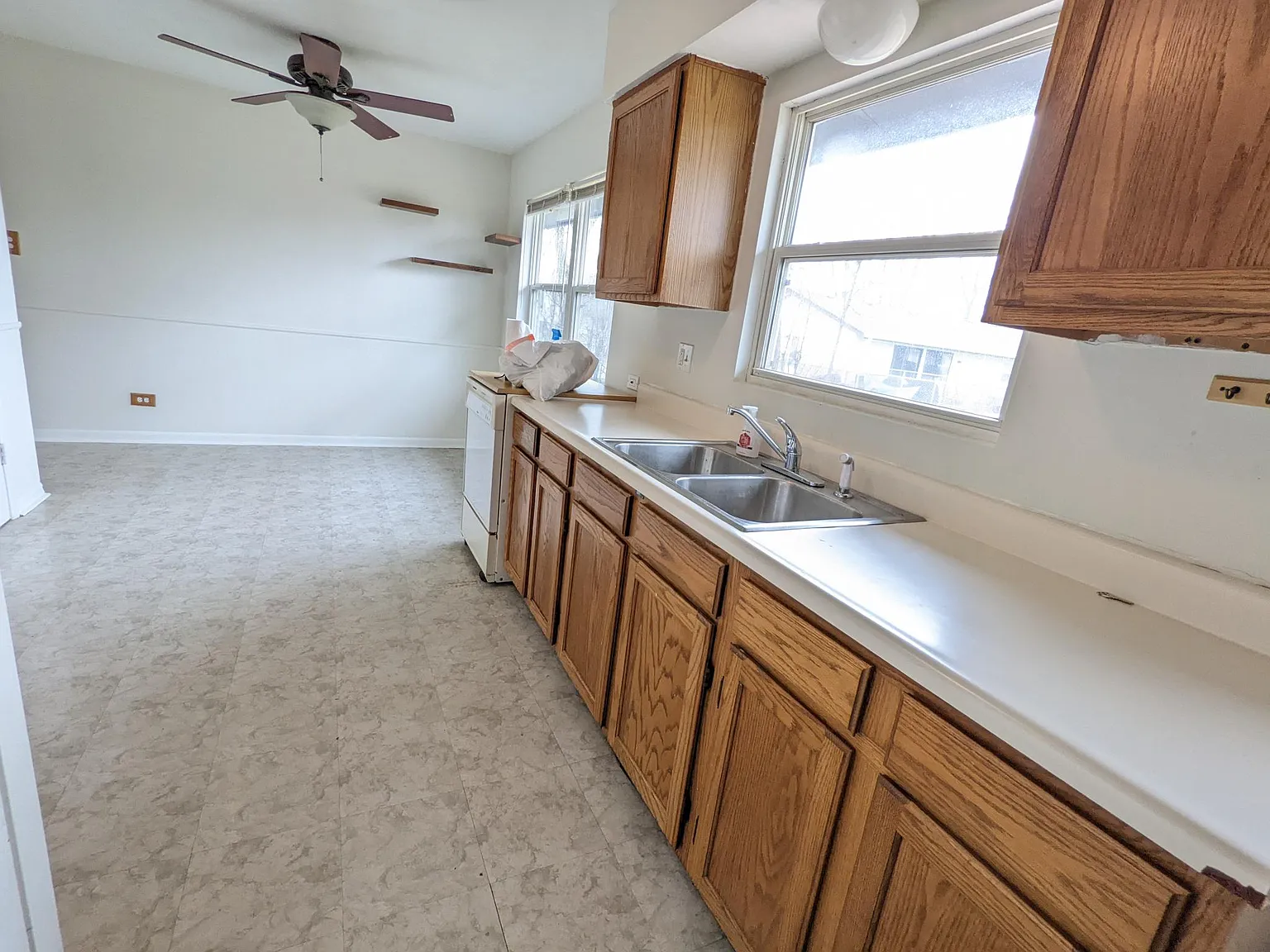3 bed, 1.5 bath, 1320 sqft, $2,275 — Photo 4