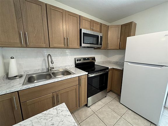 4th image of 516 Laurel Rd W