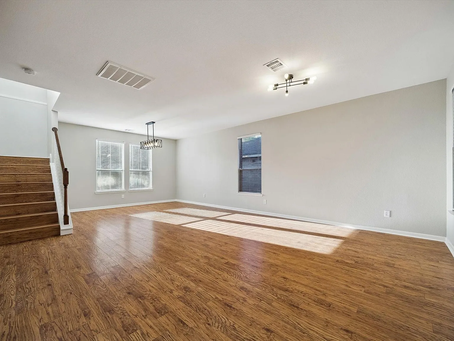 4 bed, 2.5 bath, 2404 sqft, $2,600 — Photo 2