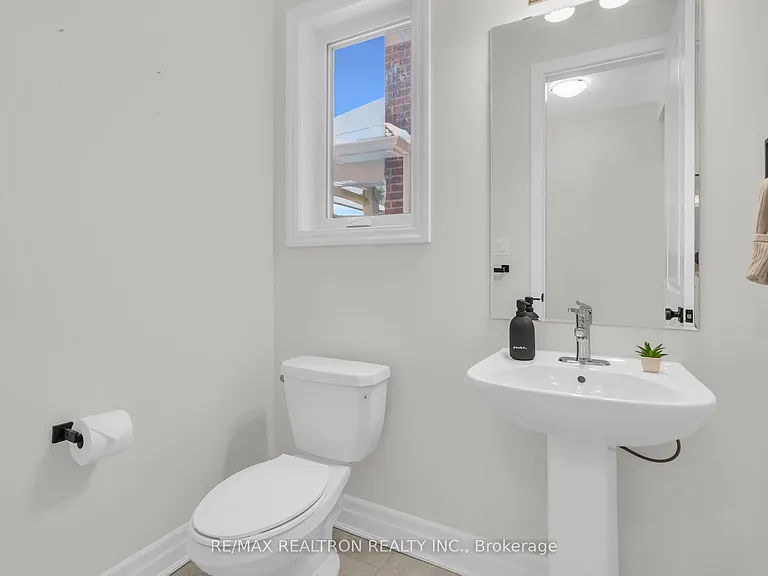 669 Newlove St — Photo 5