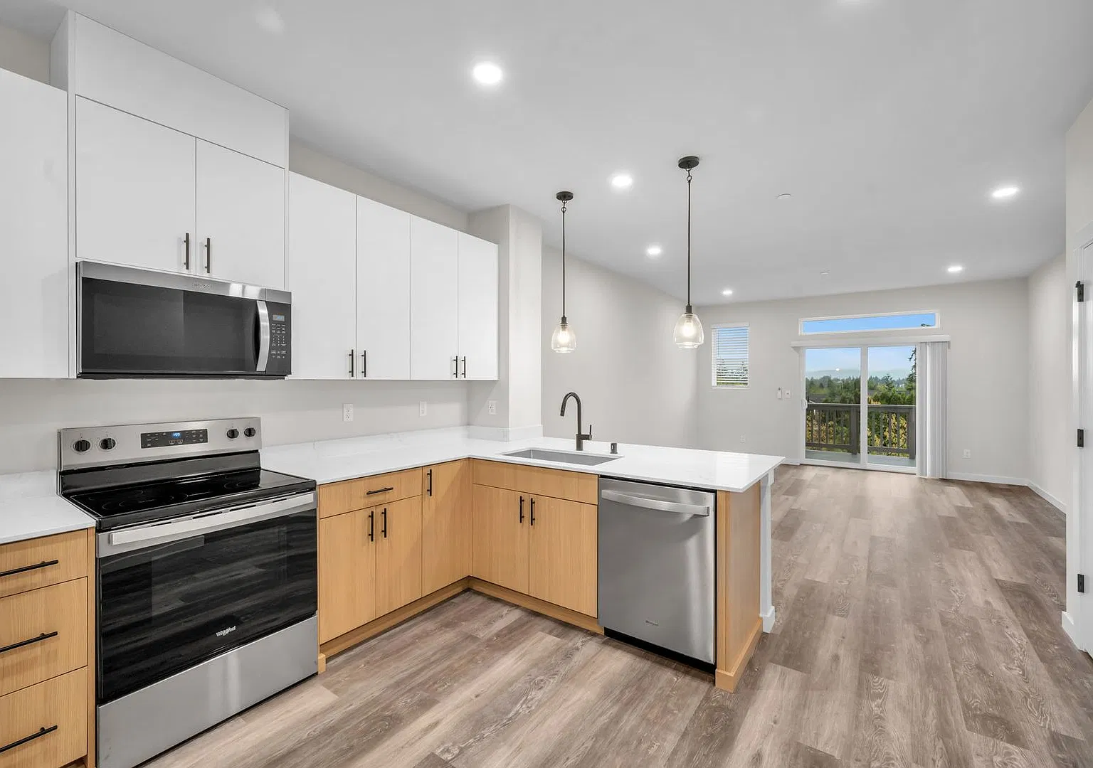 New Luxury 3 Bedroom Townhome in North Lynnwood! — Photo 2
