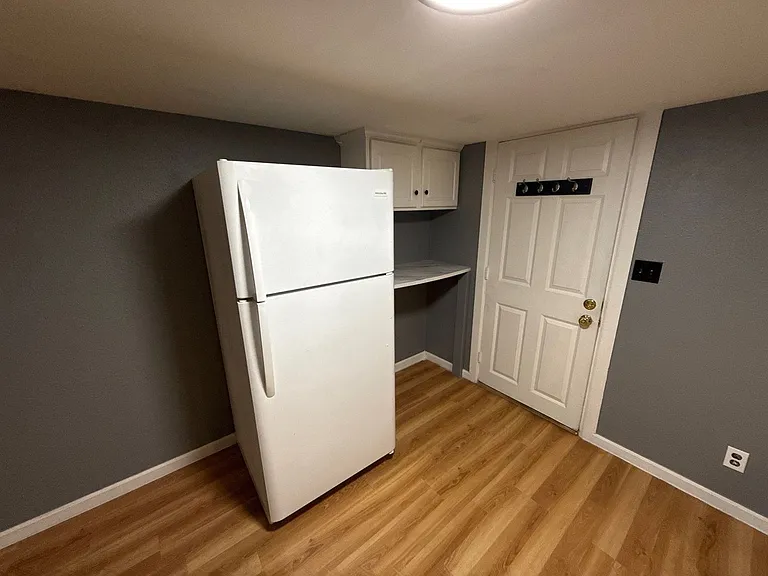 745 E St NE #B — Photo 9