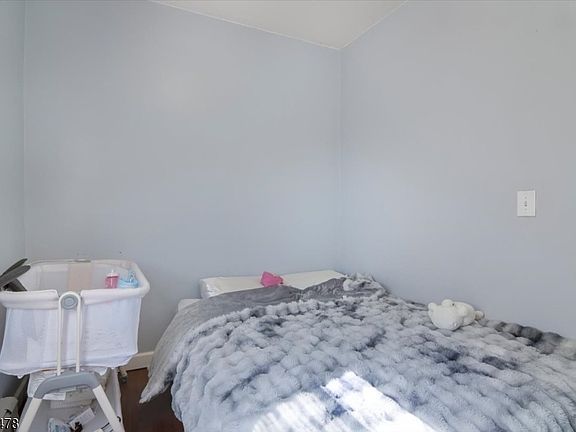 4th image of 22 Tuttle St