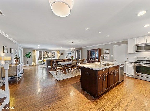 2nd image of 1411 W Lexington Dr