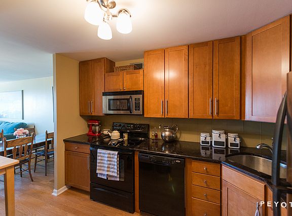 4th image of 2020 N Lincoln Park W APT 14D