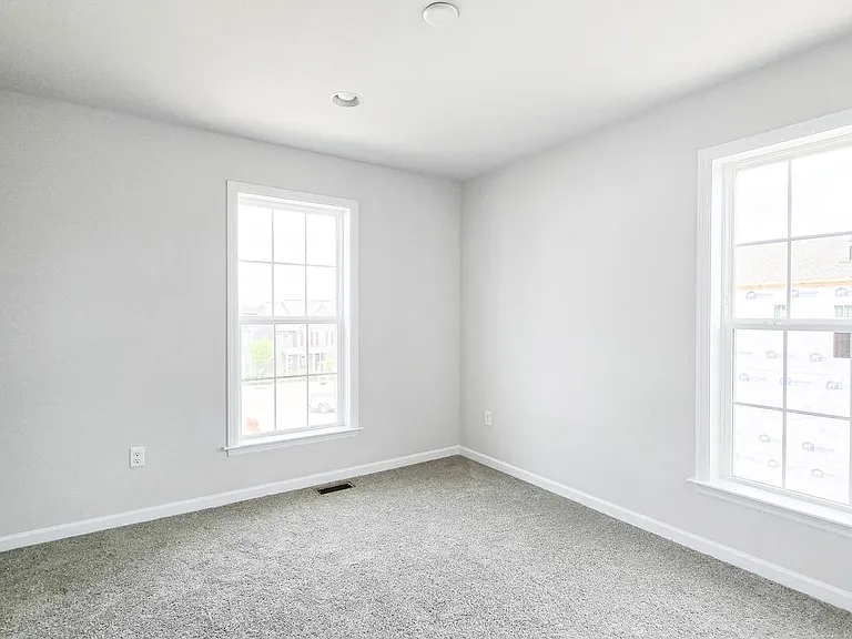 3089 Herr St — Photo 32