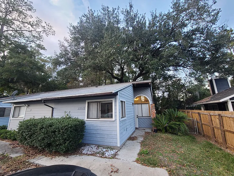 2842 SW 38th Pl — Photo 2