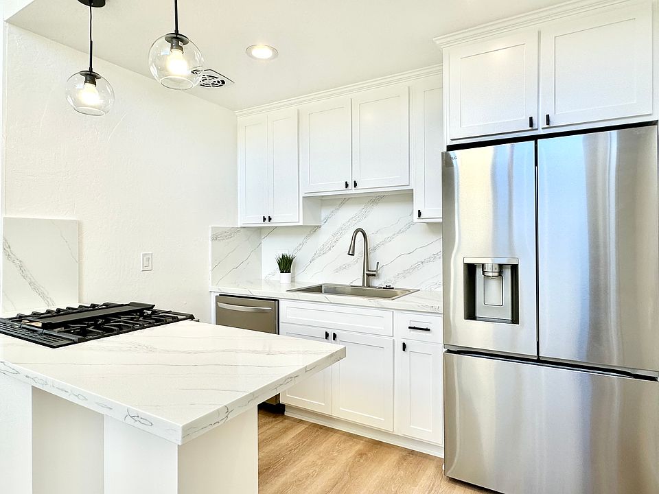 Enjoy cooking with friends and family in this kitchen with high-end appliances!