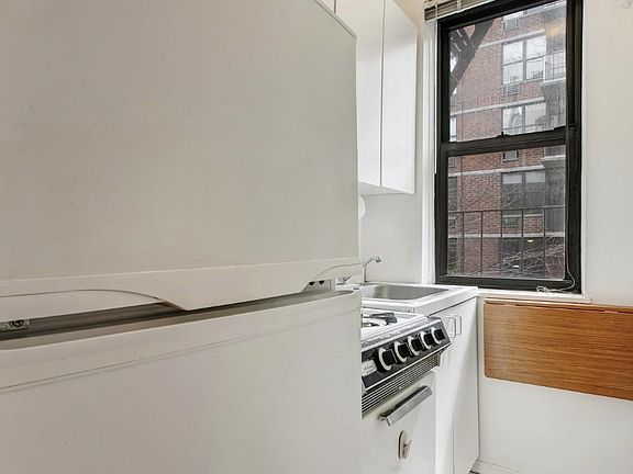 5th image of 424 E 77th St APT 2C