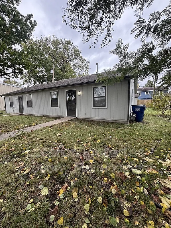 2 bed, 1.0 bath, 900 sqft, $1,095 — Photo 1