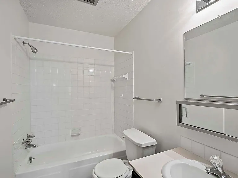 Winnetka Village Apts — Photo 42