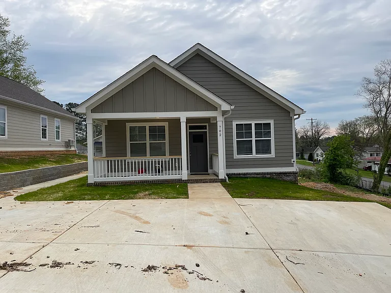 702 Moore St — Photo 1