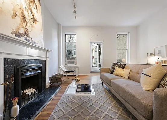 Sold by Warburg | media 9