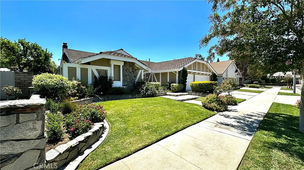 4 bed, 2.5 bath, 2286 sqft, $6,995 — Photo 2