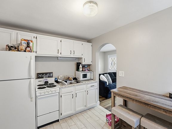 4th image of 90 Walnut St