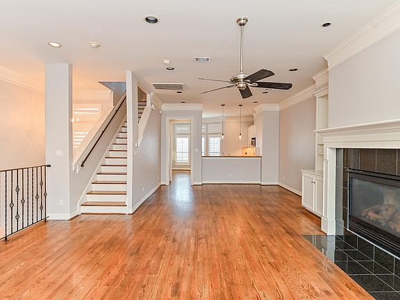 3rd image of 1415 Hyde Park Blvd #C