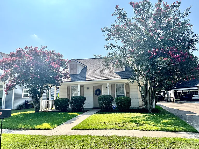 633 Meadow Bend Dr — Photo 1