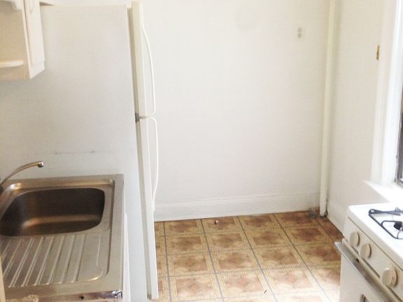 3rd image of 2553 33rd St APT 1F