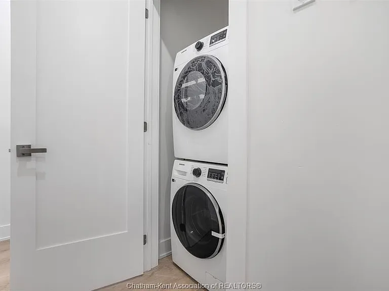 153 King St W #7 — Photo 3