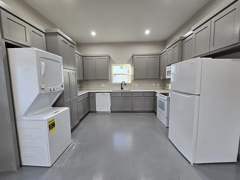 2101 Lions Ln — Photo 2